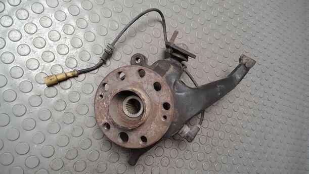 Foto: ACHSSCHENKEL VORNE LINKS ( FÜR ABS/ 5 LOCH ) eines Renault R 25 V6 Injection