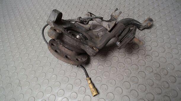 Foto: ACHSSCHENKEL VORNE LINKS ( FÜR ABS/ 5 LOCH ) eines Renault R 25 V6 Injection