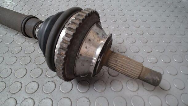 Foto: ANTRIEBSWELLE RECHTS eines Renault R 25 V6 Injection