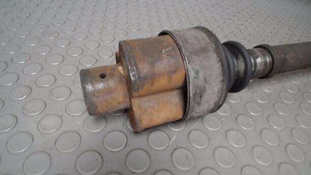 Foto: ANTRIEBSWELLE RECHTS eines Renault R 25 V6 Injection