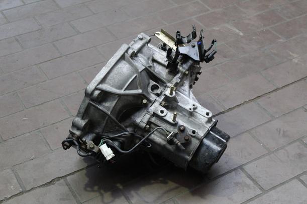 Foto: SCHALTGETRIEBE 5-GANG eines Mazda 626 1.9i GLX