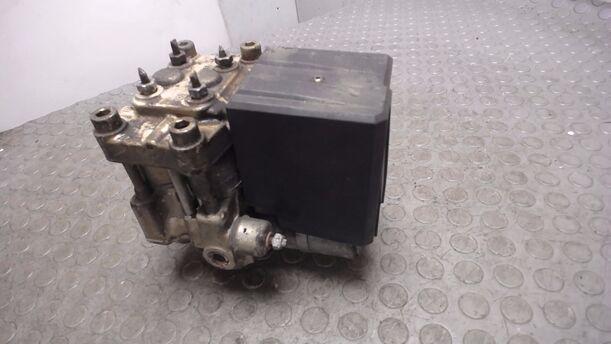 Foto: ABS-BREMSAGGREGAT eines Audi 100 Avant TDI