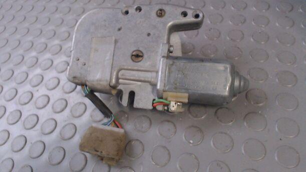 Foto: SCHIEBEDACHMOTOR eines Mazda 626 2.0i GLX