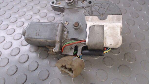 Foto: SCHIEBEDACHMOTOR eines Mazda 626 2.0i GLX