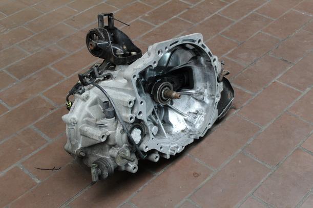 Foto: SCHALTGETRIEBE 5-GANG eines Mazda 626 2.0i GLX