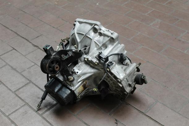 Foto: SCHALTGETRIEBE 5-GANG eines Mazda 626 2.0i GLX