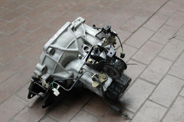 Foto: SCHALTGETRIEBE 5-GANG eines Mazda 626 2.0i GLX