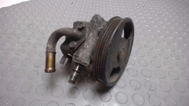 Foto: LENKGETRIEBEPUMPE / SERVOPUMPE eines Mazda 323 F 1.9i 16V GT
