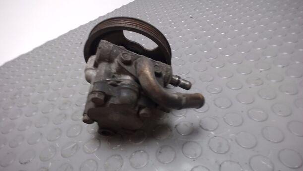 Foto: LENKGETRIEBEPUMPE / SERVOPUMPE eines Mazda 323 F 1.9i 16V GT