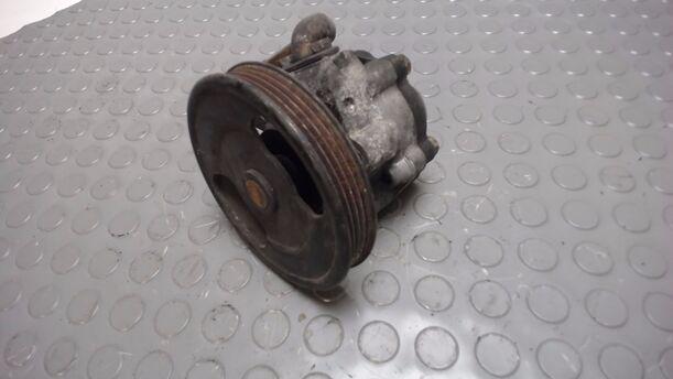 Foto: LENKGETRIEBEPUMPE / SERVOPUMPE eines Mazda 323 F 1.9i 16V GT