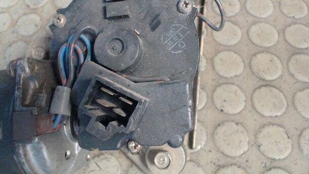 Foto: SCHEIBENWISCHERMOTOR VORN eines Mazda 323 F 1.9i 16V GT