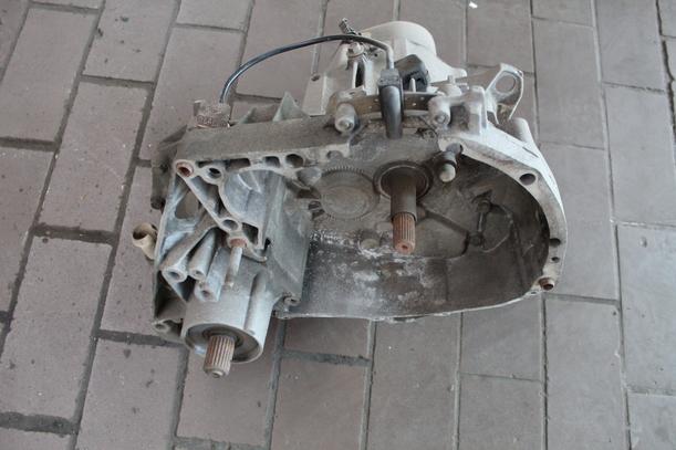 Foto: SCHALTGETRIEBE 5-GANG JB3028 eines Renault R 19 1.8 RN