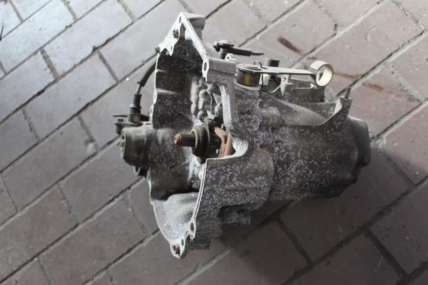 Foto: SCHALTGETRIEBE 5-GANG eines Peugeot 106 XN