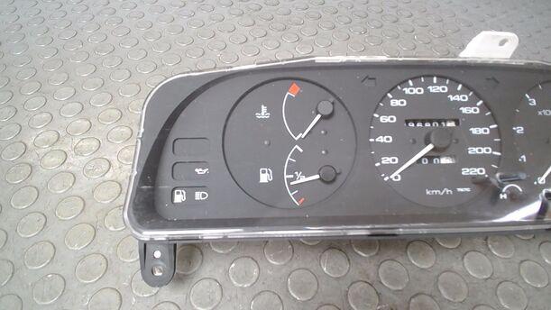 Foto: TACHOEINHEIT eines Nissan Primera 1.6 SLX