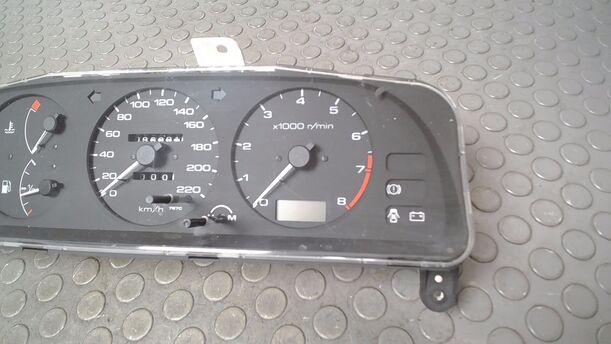Foto: TACHOEINHEIT eines Nissan Primera 1.6 SLX