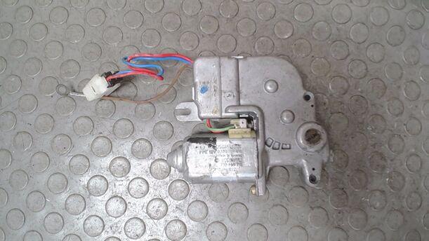 Foto: SCHIEBEDACHMOTOR / MOTOR SCHIEBEDACH eines Nissan Primera 1.6 SLX