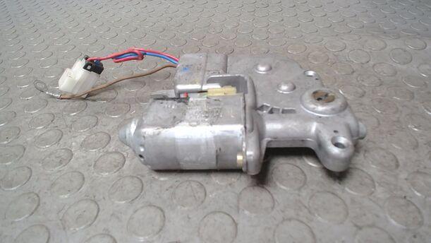 Foto: SCHIEBEDACHMOTOR / MOTOR SCHIEBEDACH eines Nissan Primera 1.6 SLX