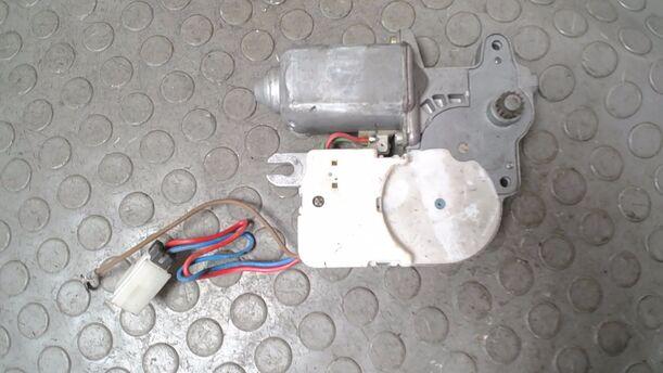 Foto: SCHIEBEDACHMOTOR / MOTOR SCHIEBEDACH eines Nissan Primera 1.6 SLX