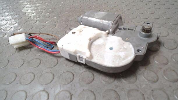 Foto: SCHIEBEDACHMOTOR / MOTOR SCHIEBEDACH eines Nissan Primera 1.6 SLX