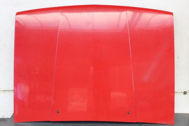 Foto: MOTORHAUBE eines Nissan Sunny SLX