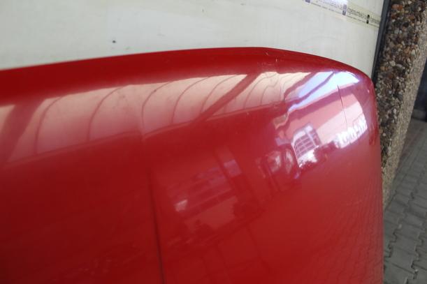 Foto: MOTORHAUBE eines Nissan Sunny SLX