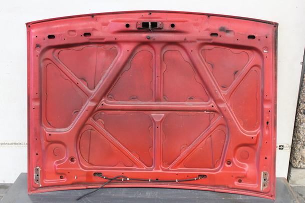 Foto: MOTORHAUBE eines Nissan Sunny SLX