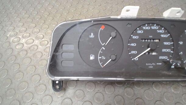 Foto: TACHOEINHEIT eines Nissan Primera 1.6 SLX