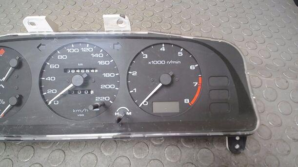 Foto: TACHOEINHEIT eines Nissan Primera 1.6 SLX