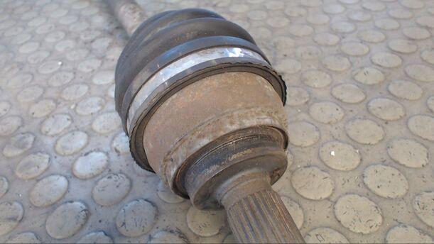 Foto: ANTRIEBSWELLE LINKS eines Mitsubishi Colt 1300 GL