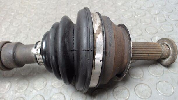 Foto: ANTRIEBSWELLE LINKS eines Renault R 21 RX
