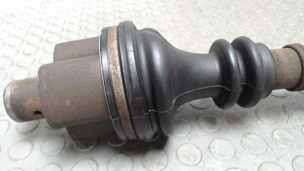 Foto: ANTRIEBSWELLE LINKS eines Renault R 21 RX