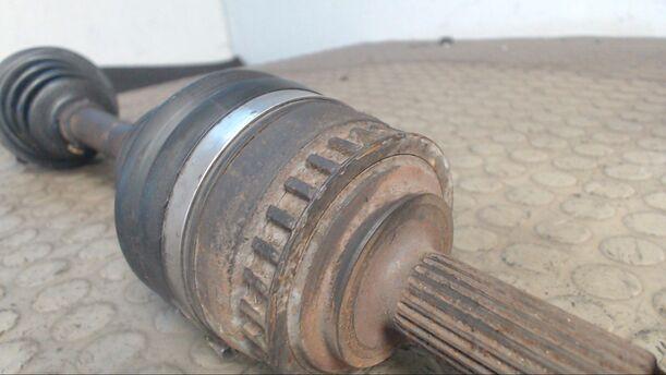 Foto: ANTRIEBSWELLE LINKS eines Opel Corsa City