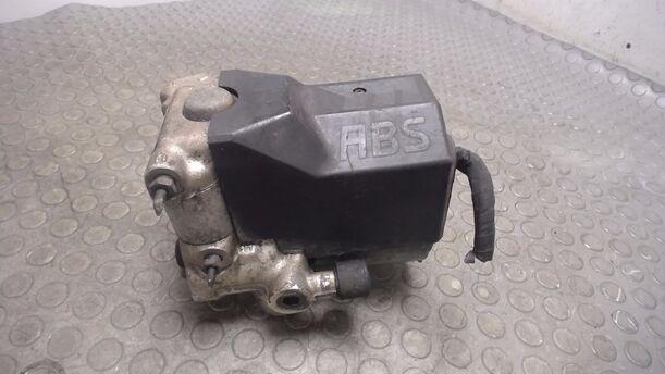 Foto: ABS-BREMSAGGREGAT eines Mercedes-Benz C 180 Classic