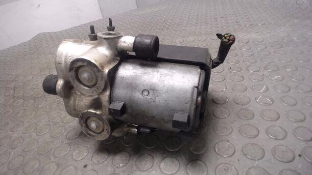 Foto: ABS-BREMSAGGREGAT eines Mercedes-Benz C 180 Classic