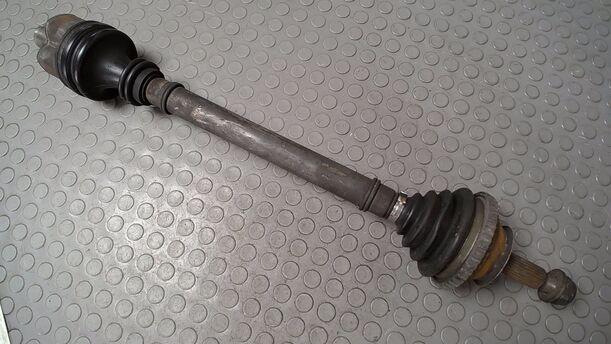 Foto: ANTRIEBSWELLE LINKS eines Renault R 25 TI