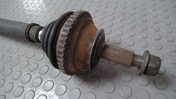 Foto: ANTRIEBSWELLE LINKS eines Renault R 25 TI
