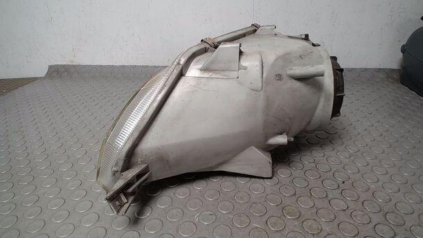 Foto: SCHEINWERFER RECHTS eines Renault R 25 TI