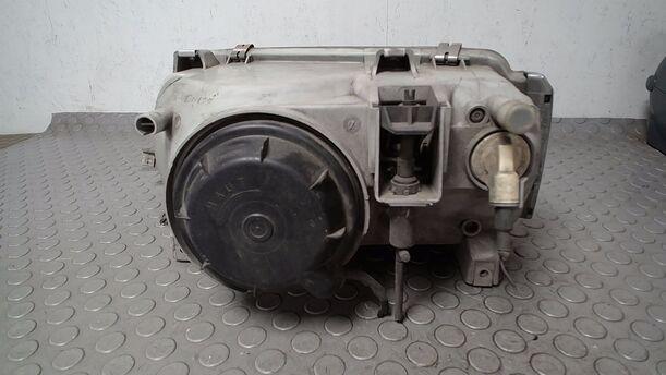 Foto: SCHEINWERFER RECHTS eines Renault R 25 TI