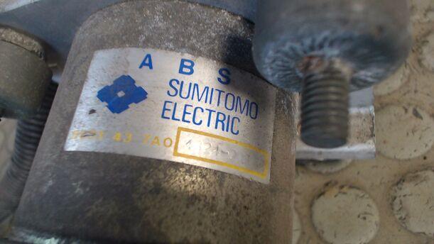 Foto: ABS-BREMSAGGREGAT eines Mazda MX-3 16V