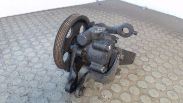 Foto: LENKGETRIEBEPUMPE / SERVOPUMPE eines Nissan Sunny GTI 16V
