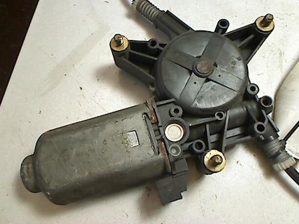 Foto: FENSTERHEBER VR eines Peugeot 405 Break SRI