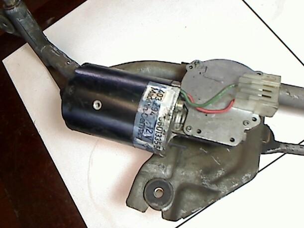 Foto: SCHEIBENWISCHERMOTOR VORN eines Peugeot 405 Break SRI