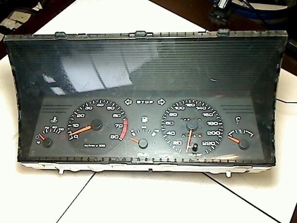 Foto: TACHOEINHEIT eines Peugeot 405 Break SRI