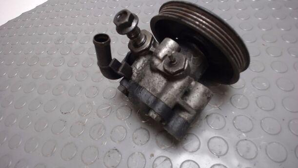 Foto: LENKGETRIEBEPUMPE / SERVOPUMPE eines Mazda 323 F 1.9i 16V GLX