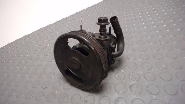 Foto: LENKGETRIEBEPUMPE / SERVOPUMPE eines Mazda 323 F 1.9i 16V GLX