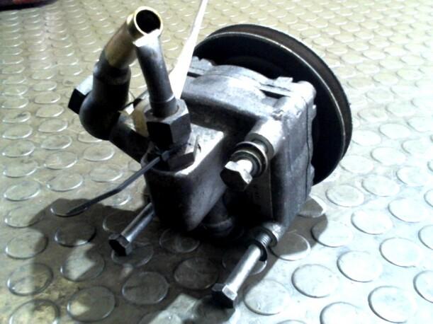 Foto: LENKGETRIEBEPUMPE eines Alfa Romeo Alfa 33 1.4 I.E.