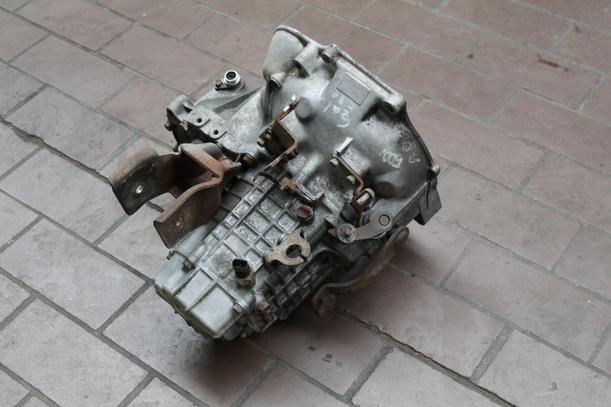 Foto: SCHALTGETRIEBE 5-GANG eines Mitsubishi Galant 2000 GLSi