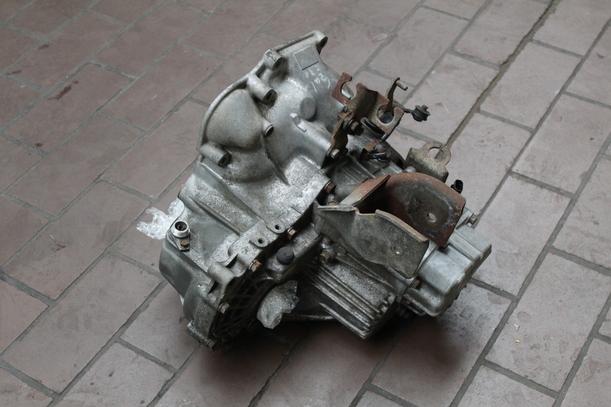 Foto: SCHALTGETRIEBE 5-GANG eines Mitsubishi Galant 2000 GLSi