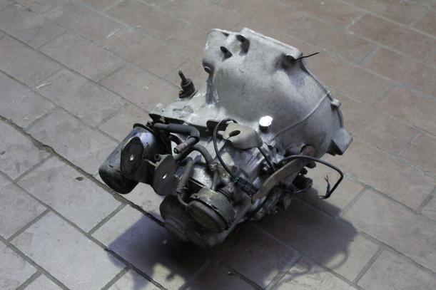 Foto: SCHALTGETRIEBE 5-GANG eines Mitsubishi Lancer 1500 GLX