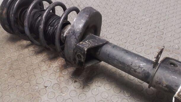 Foto: FEDERBEIN VORN LINKS eines Opel Omega GL